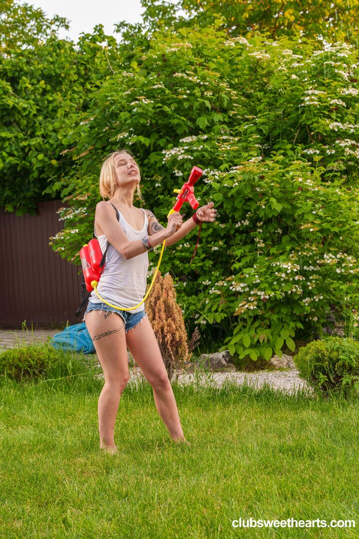 Squirt gun and pussy fun