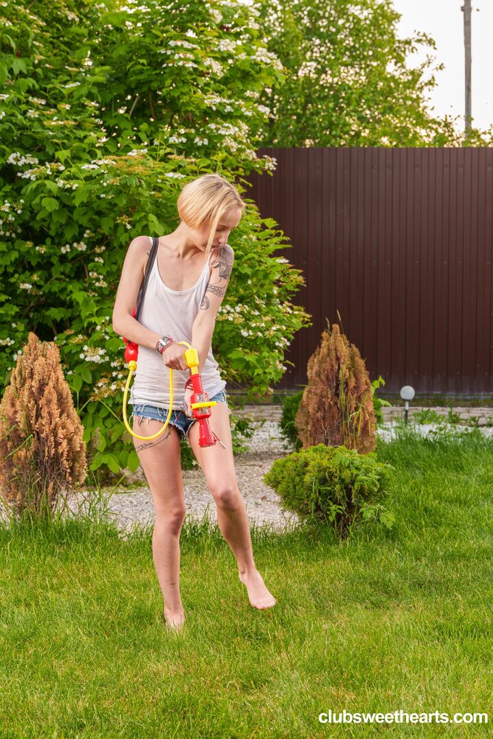 Squirt gun and pussy fun