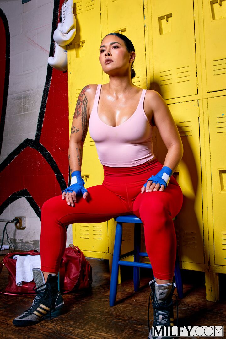 Fit Mom Gets Fucked In Her Tight Ass At The Gym