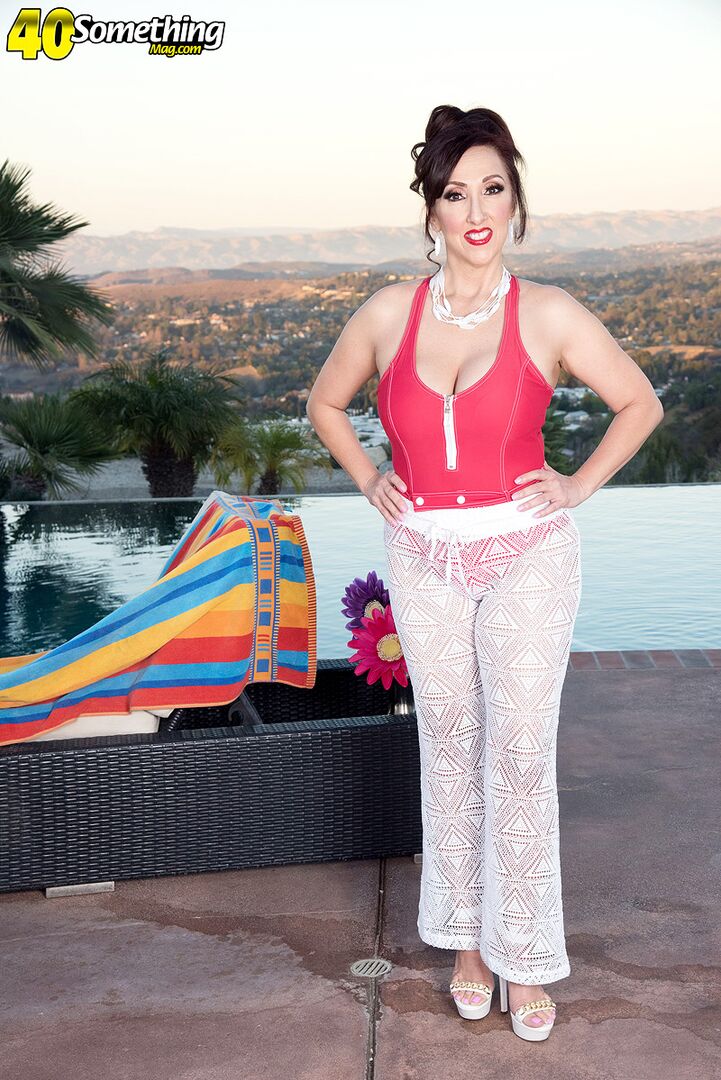 Missy cums by the pool