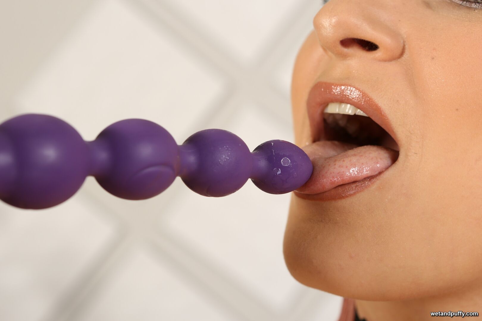 ELLEN BETSY — PEACH PUSSY PLAY