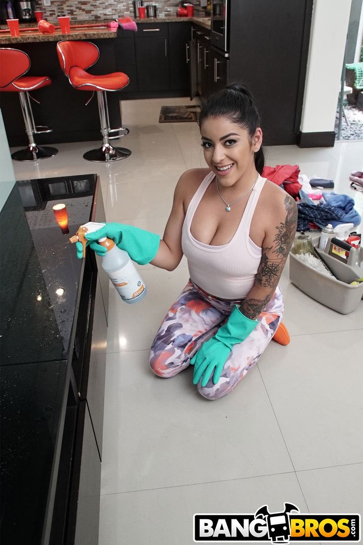 Maid Squirts on That Dick