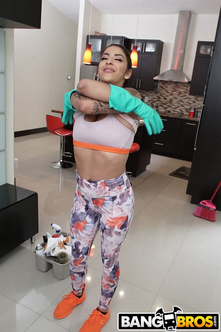 Maid Squirts on That Dick