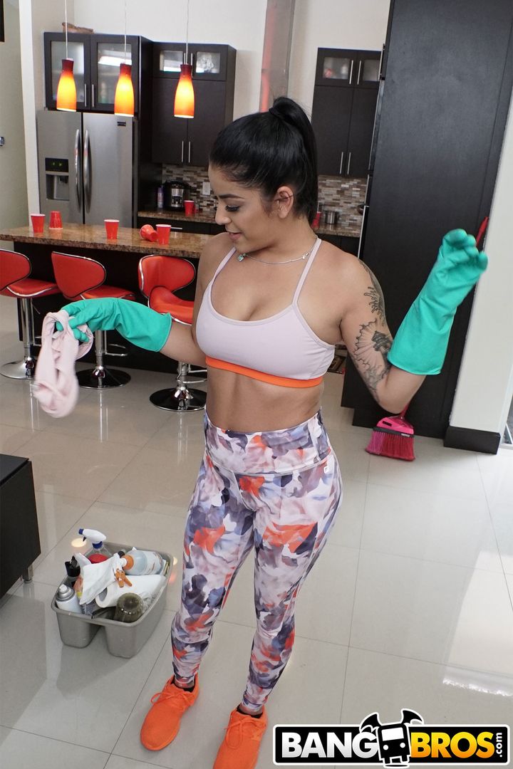Maid Squirts on That Dick
