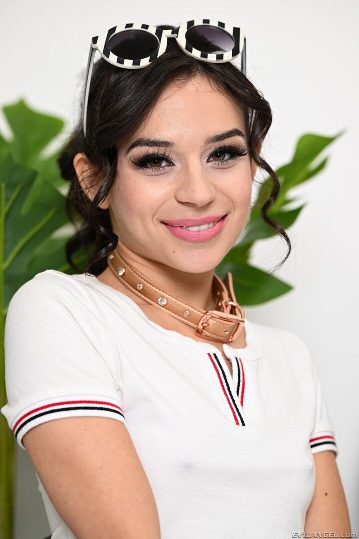ARIA VALENCIA Smiling Submission