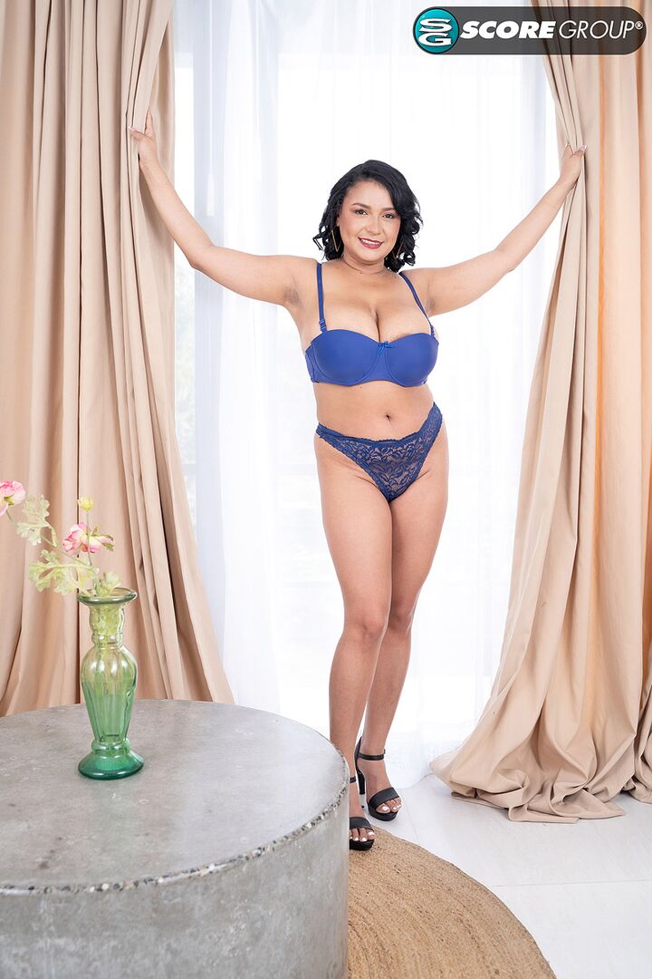 KIM BELTRAN'S CLAP-HAPPY HOOTERS
