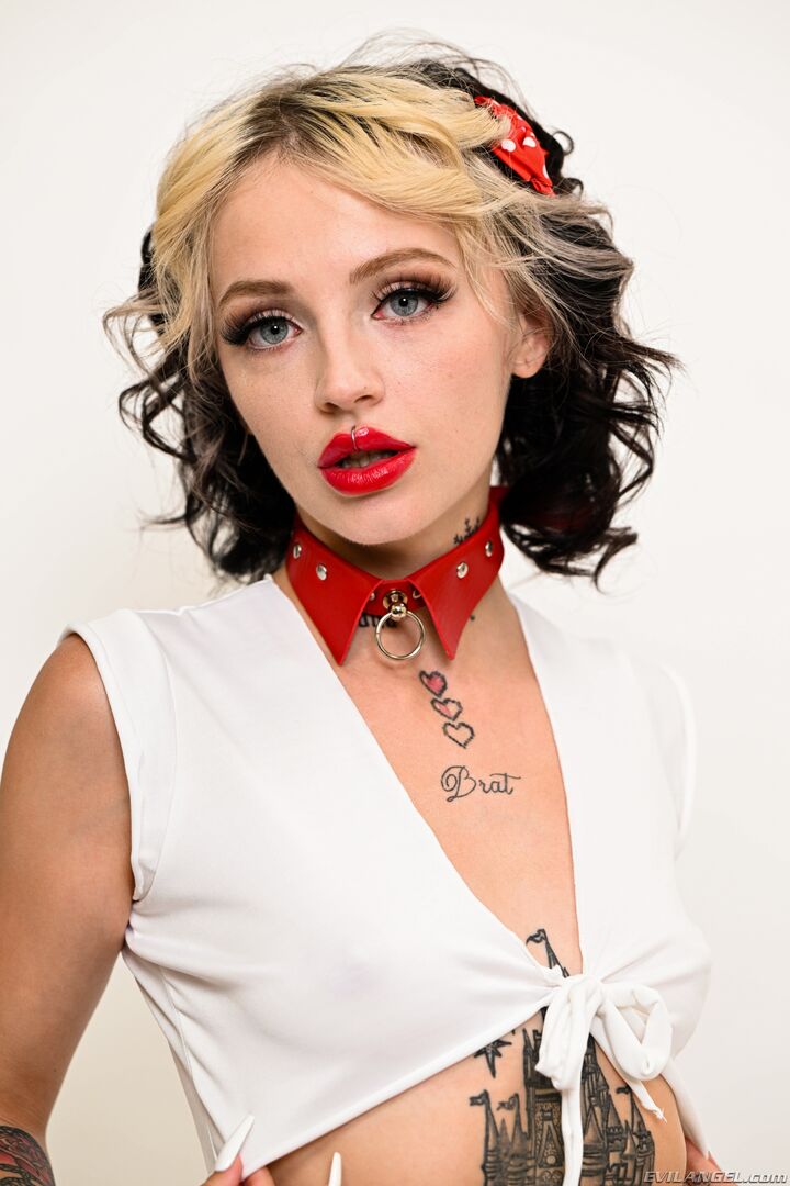 KATE BLOOM Blonde Diva's Submission