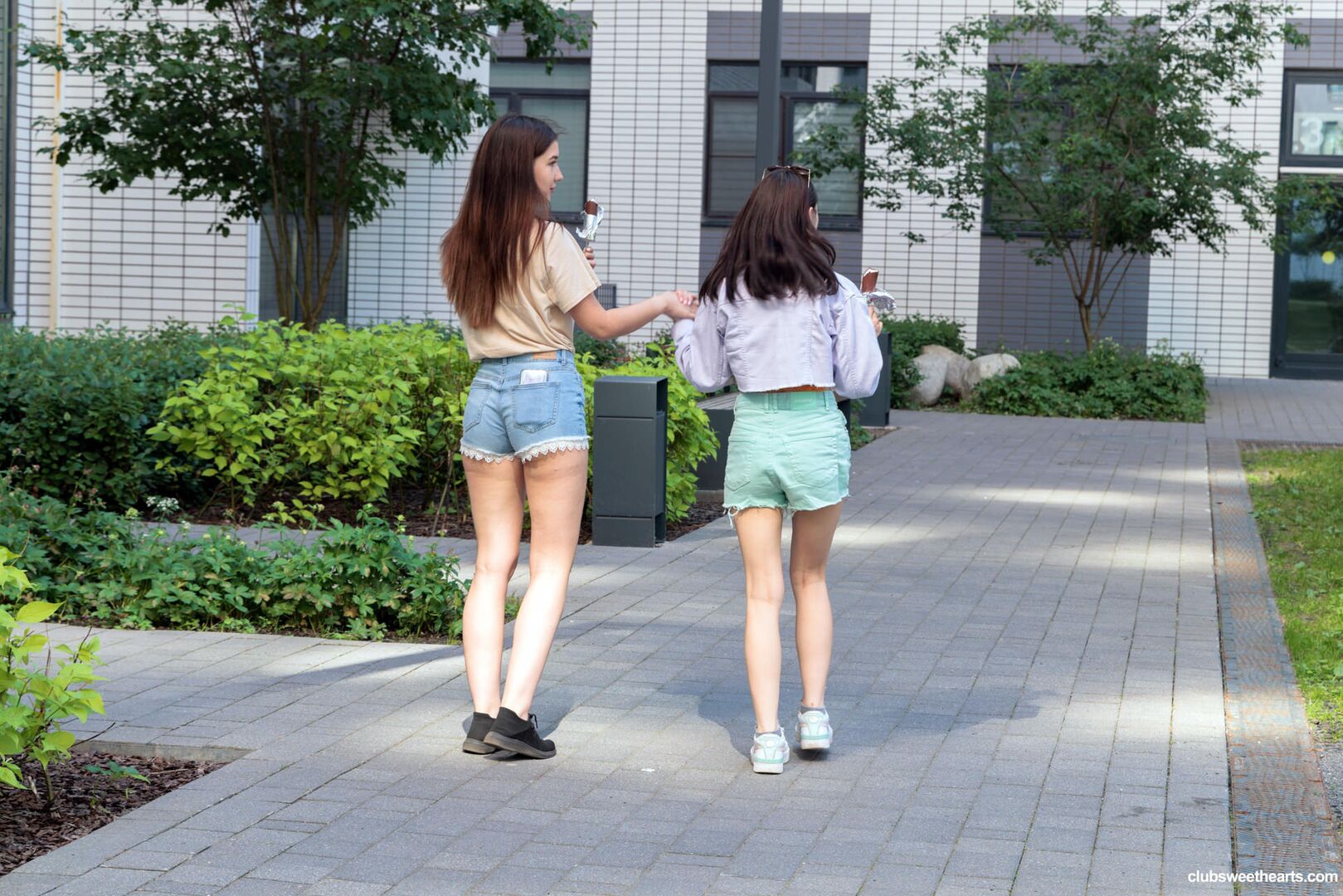 Young Lesbians Licking Pussy 0611