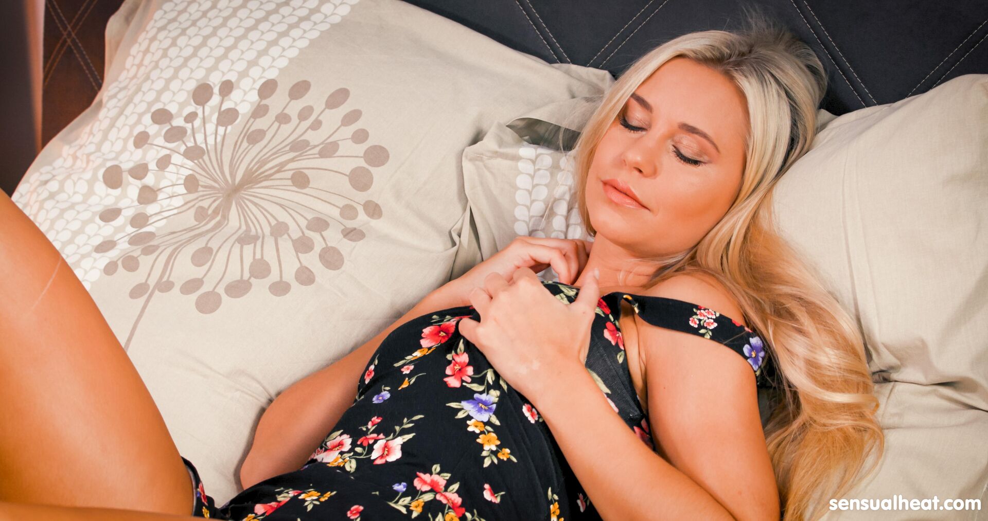 Hot blonde Lola Luv masturbating