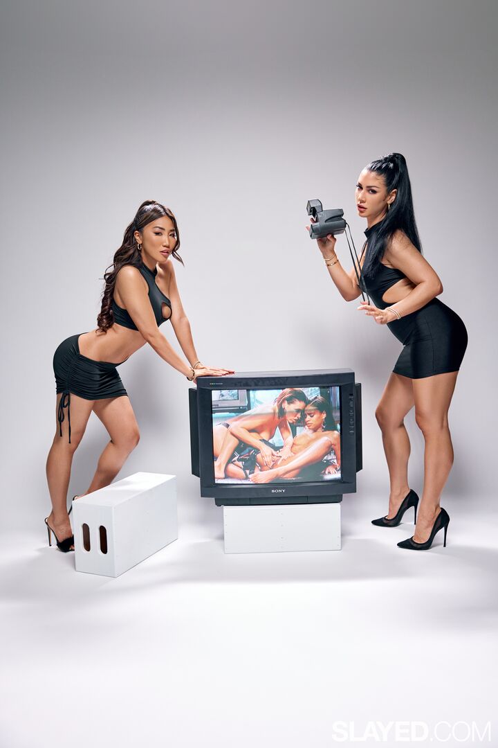 Thirsty Jennie Makes Bestie Queenie Squirt All Over