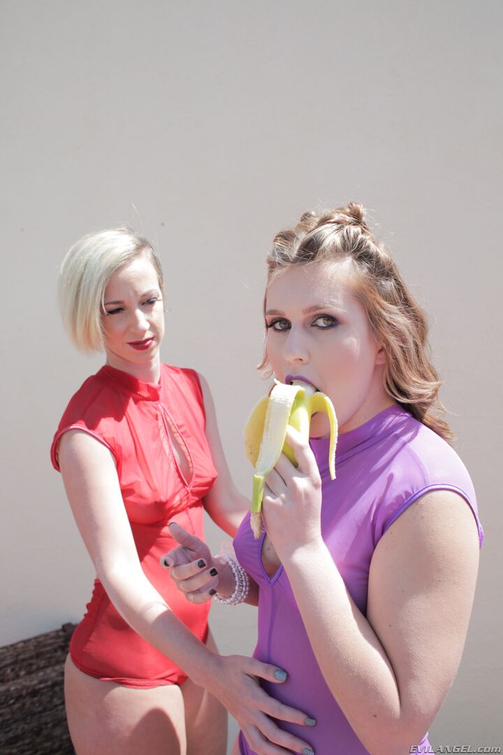 JADA & SASHA: LESBIAN SPLOSHING FETISH