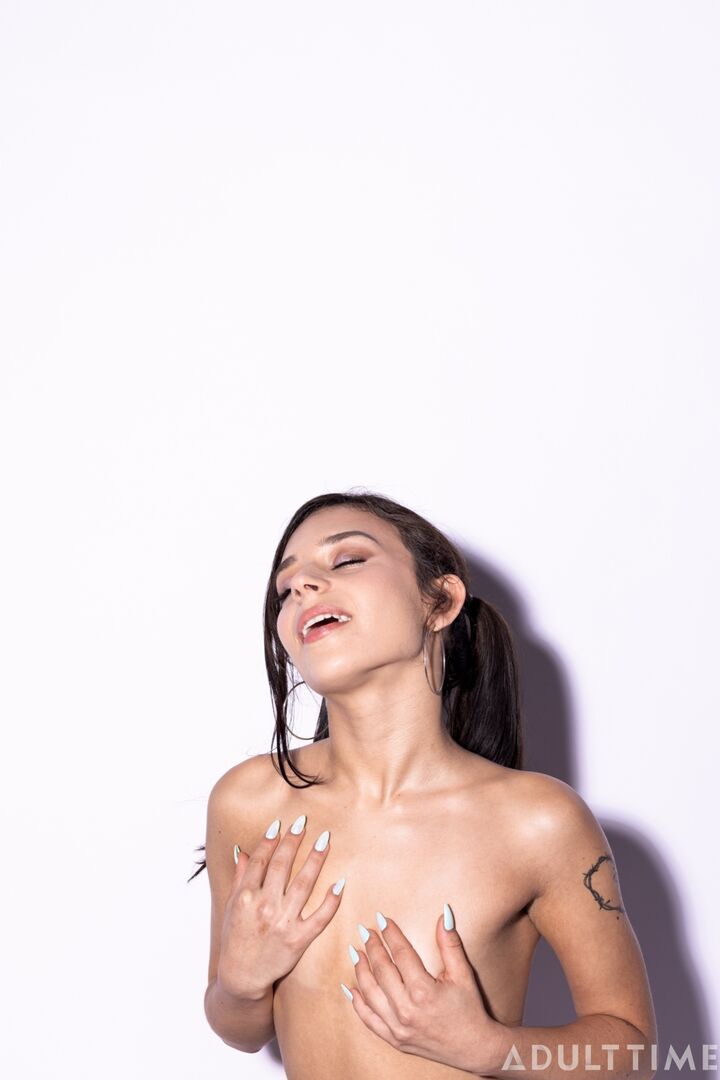 How Women Orgasm - Aria Valencia<