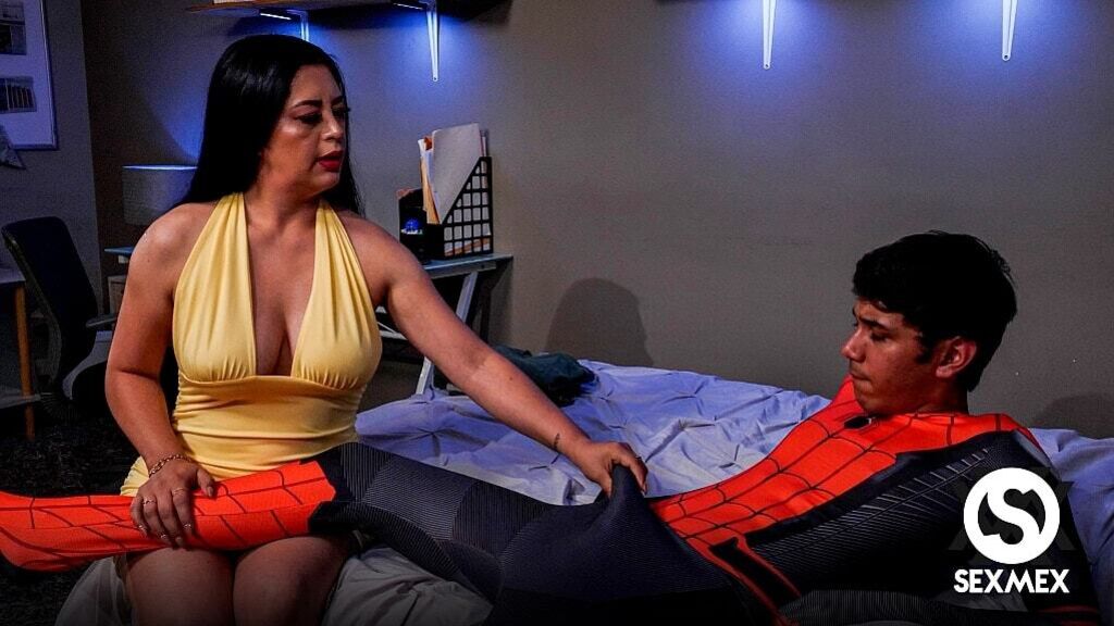 SEXY SPIDERMAN'S AUNTIE . CASSANDRA LUJÁN