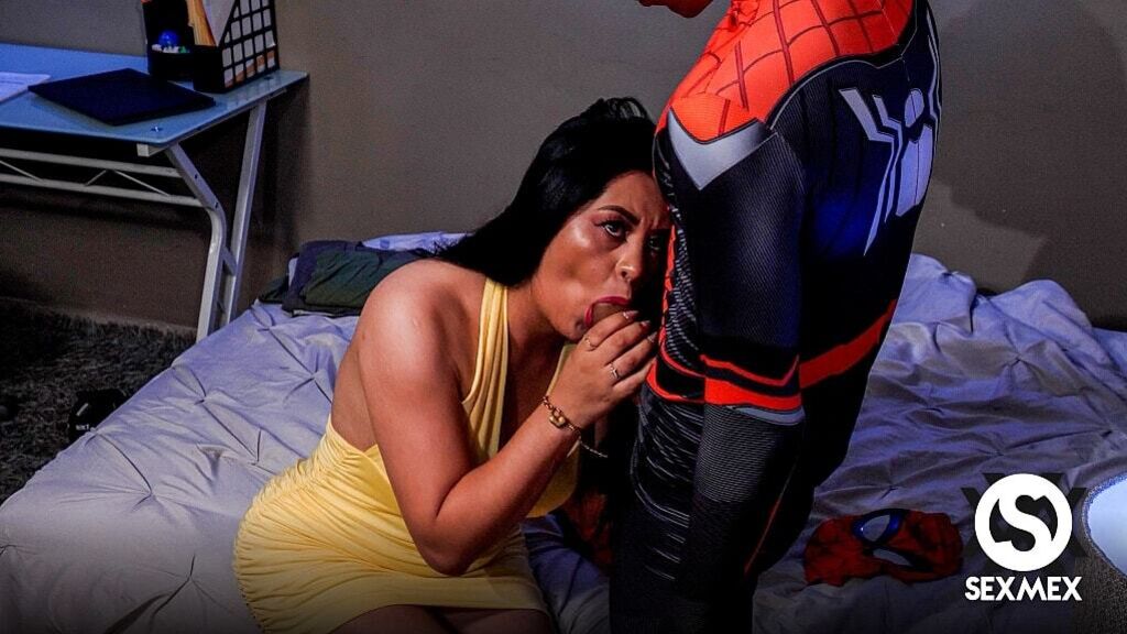 SEXY SPIDERMAN'S AUNTIE . CASSANDRA LUJÁN