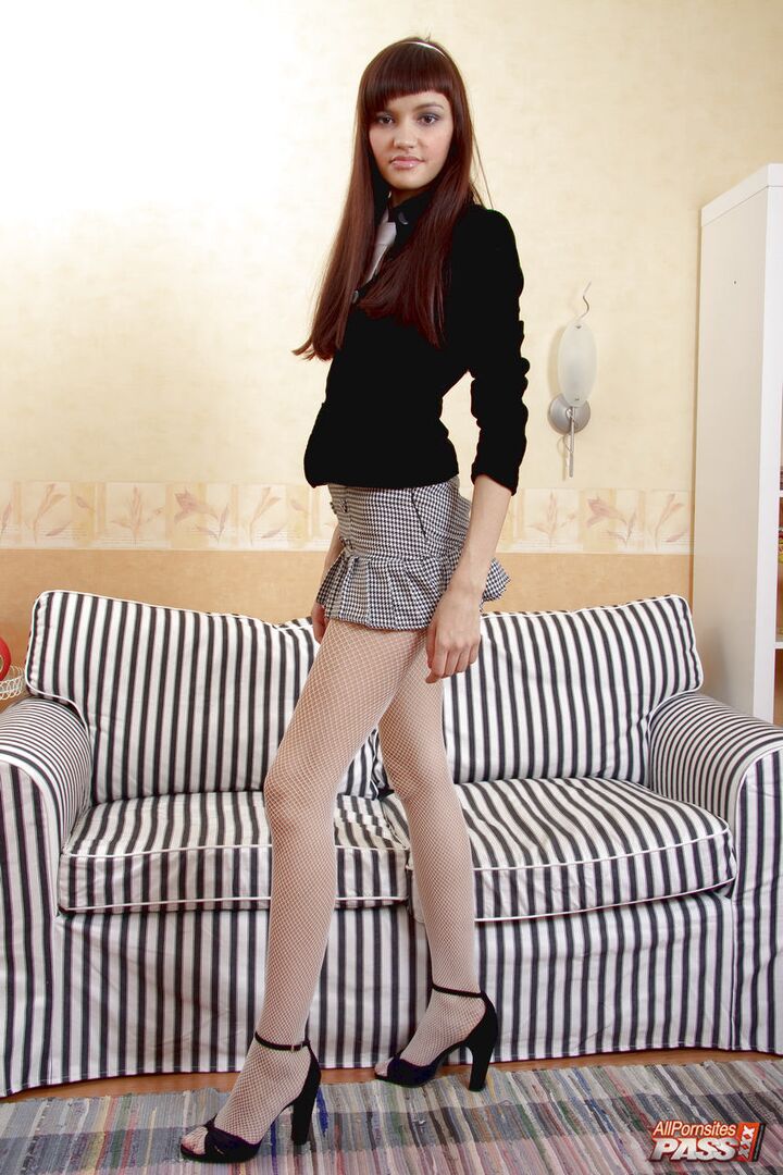 Teen enjoys pussy play HDV4342