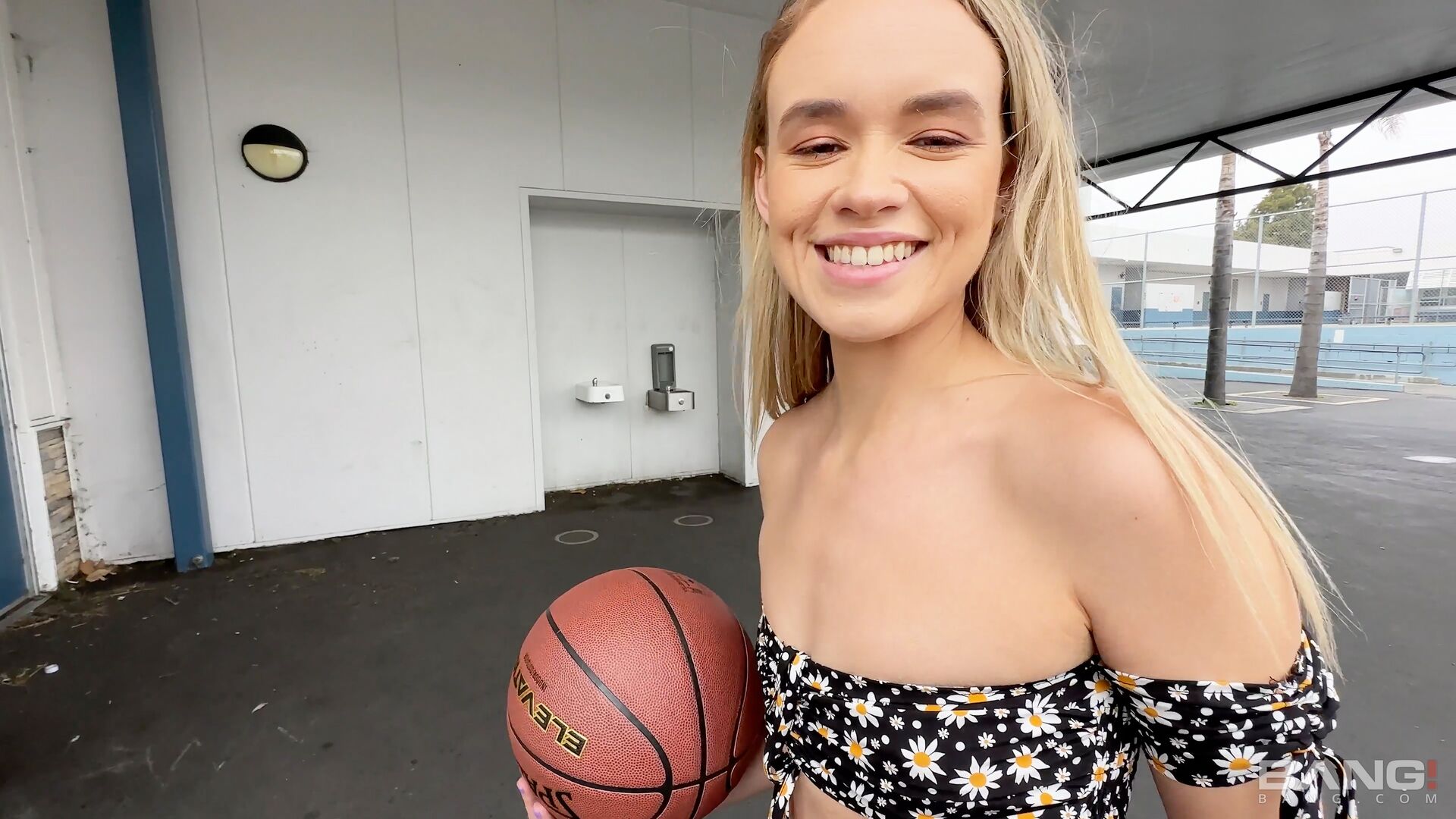 Khloe Kingsley Fucks In Public And Fingers In A Coffee Shop