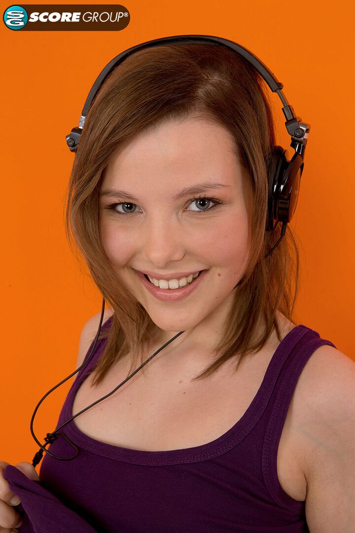 BRITISH MUSIC FAN MISSIE DIDDLES HER TEENAGE PUSSY WHILE LISTENING TO TUNES.
