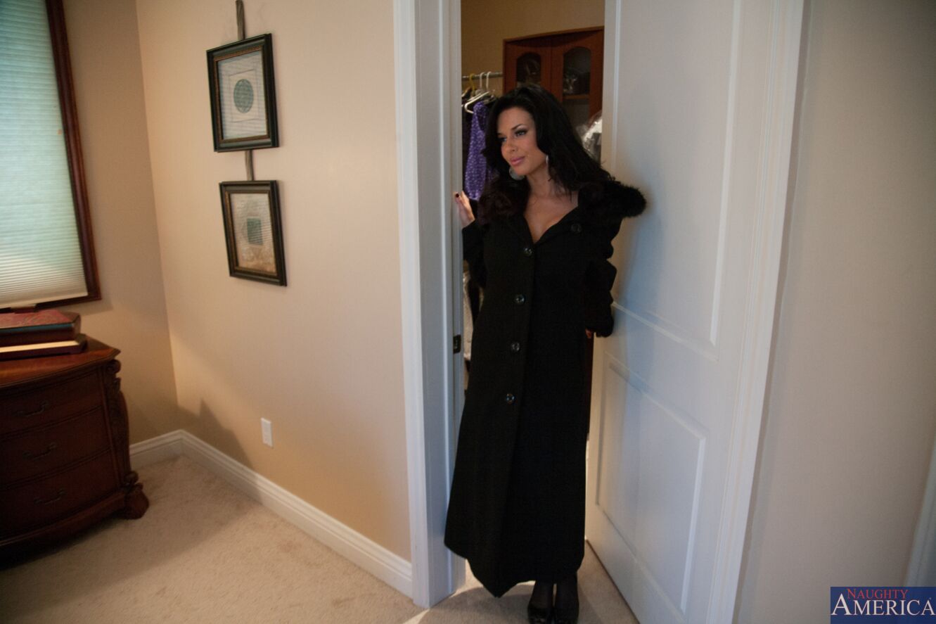 Bad girl Veronica Avluv fucking in the bedroom with her tits