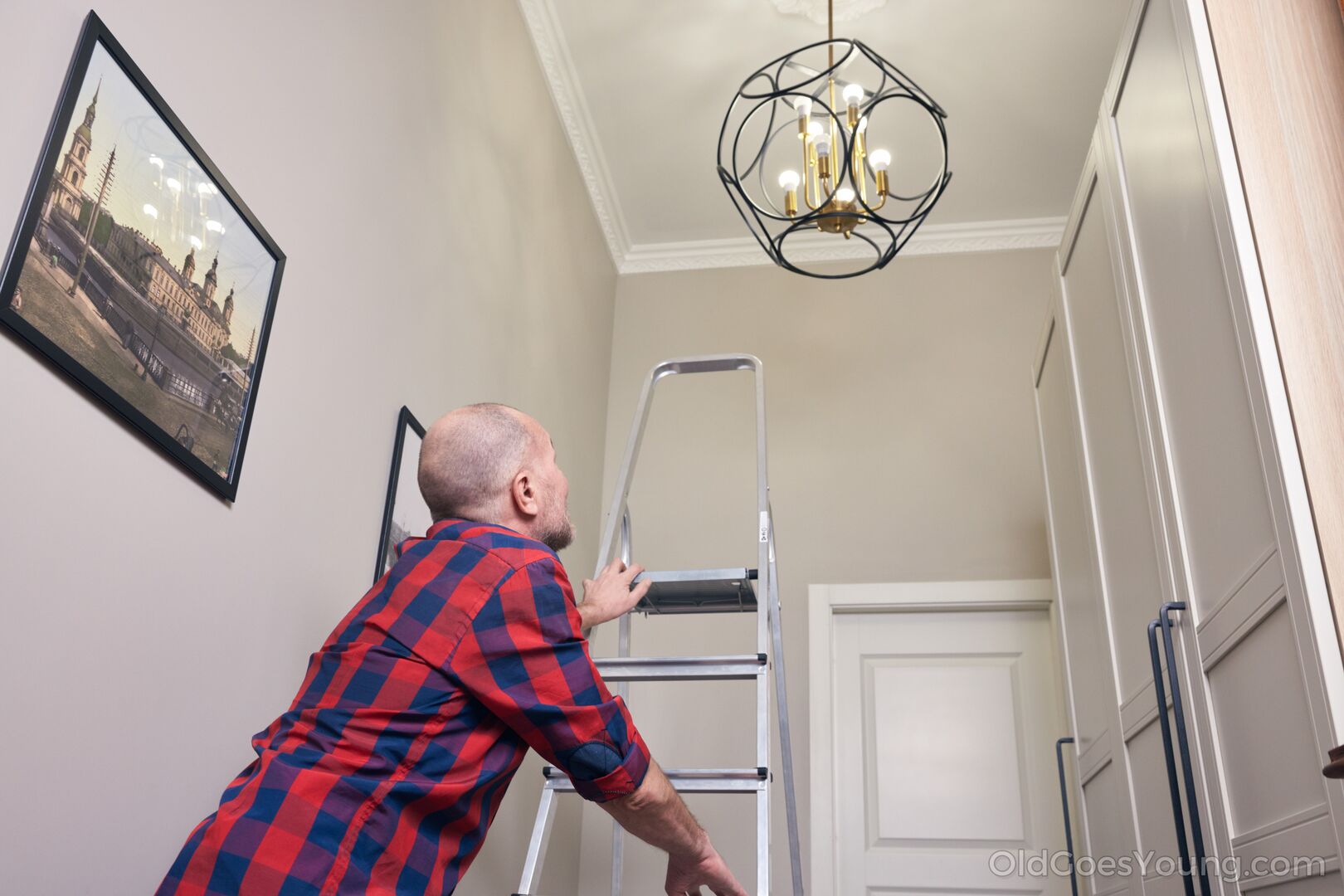 Handyman does his sex job
