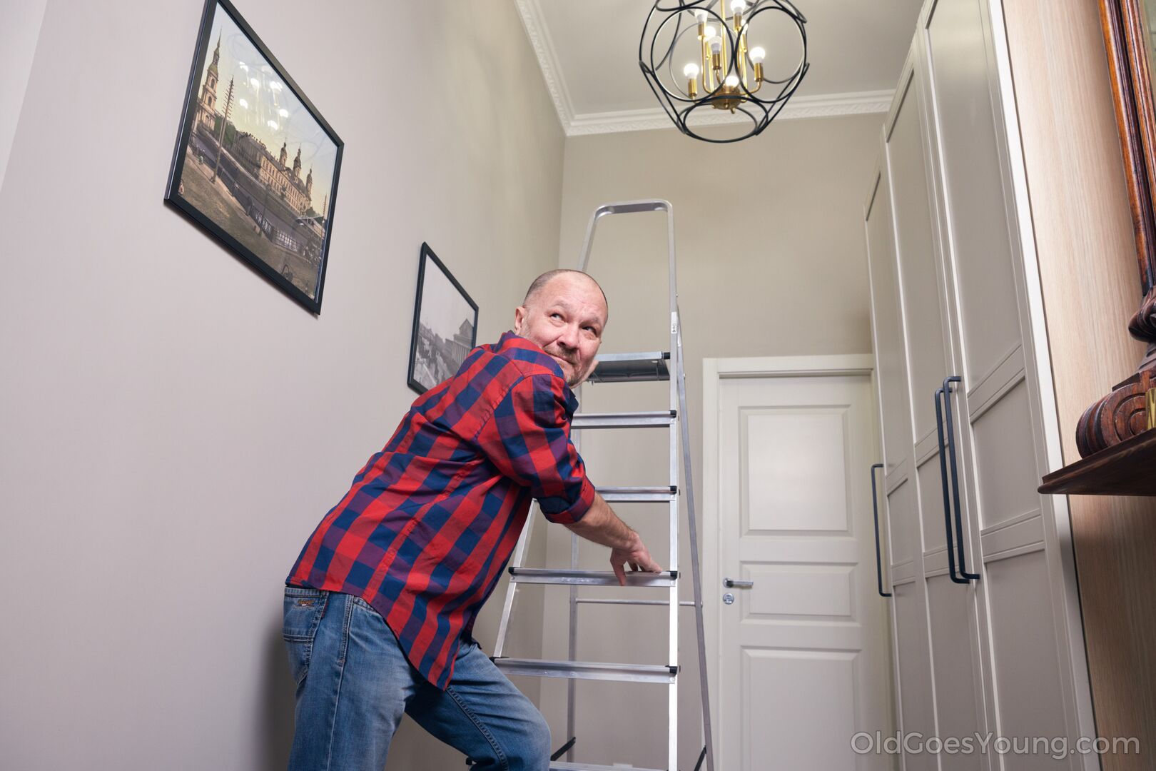 Handyman does his sex job