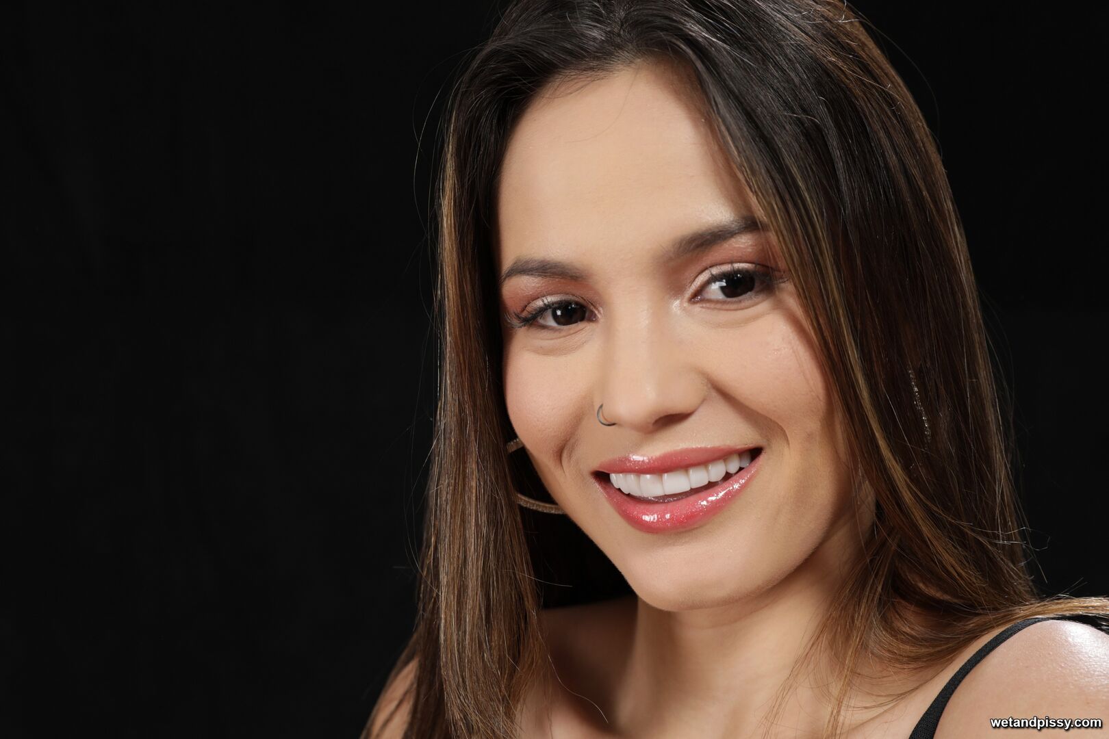 LUCY MENDES — CROTCHLESS PISSING