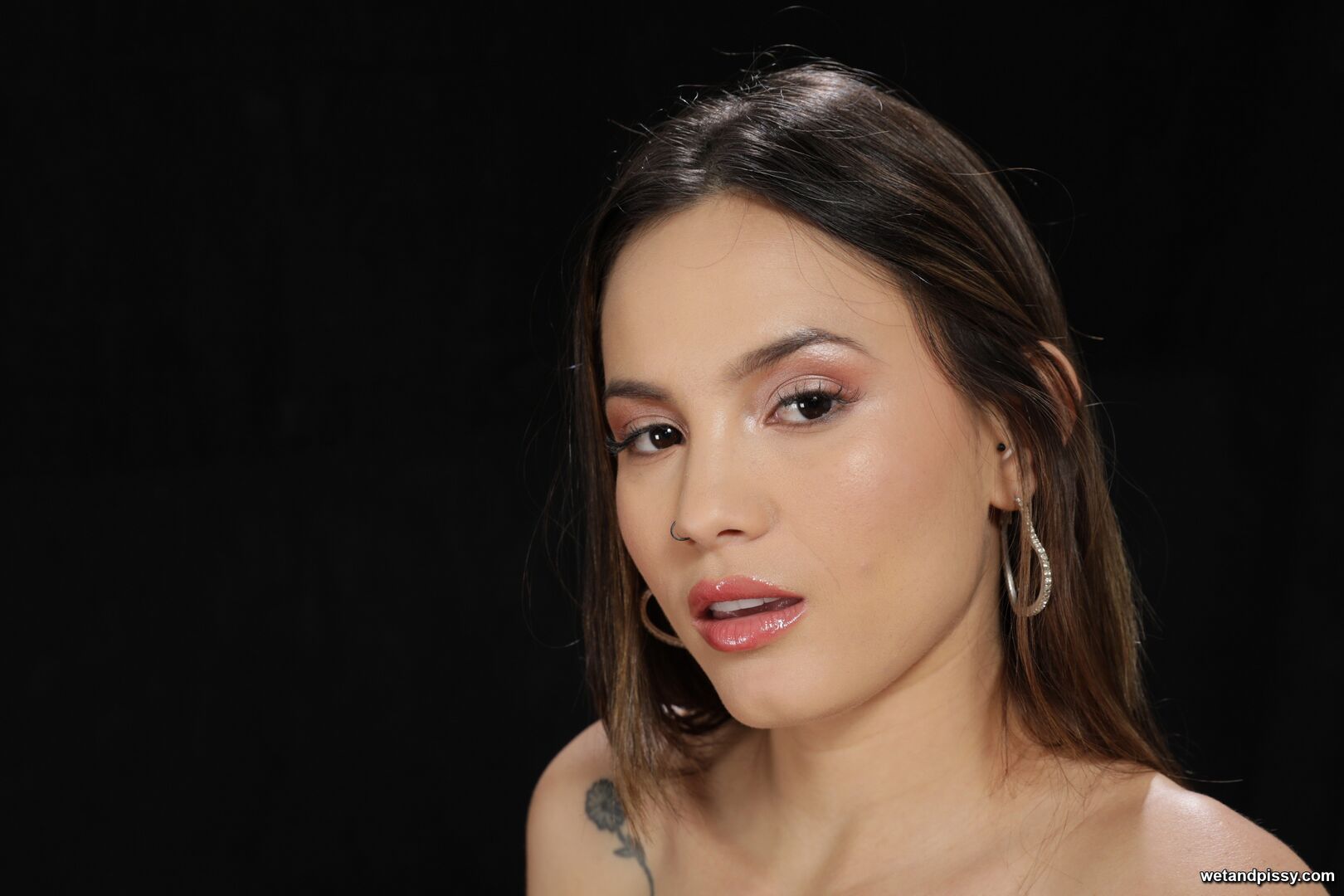 LUCY MENDES — CROTCHLESS PISSING