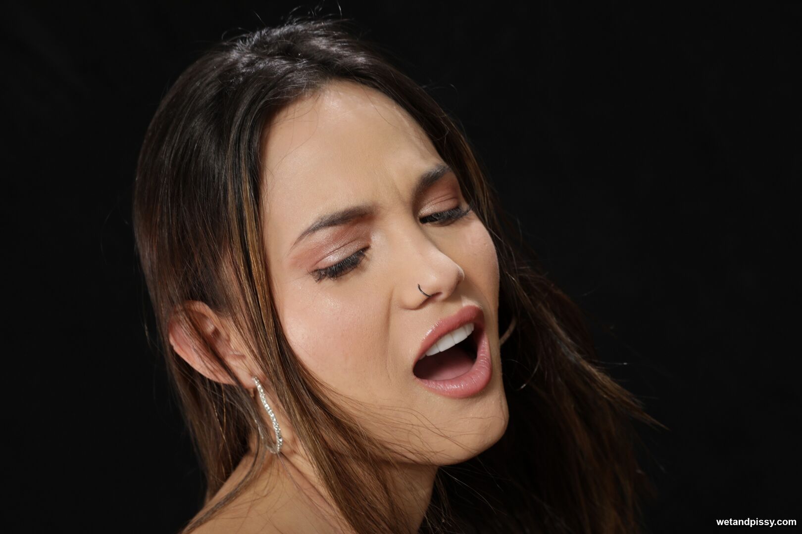 LUCY MENDES — CROTCHLESS PISSING