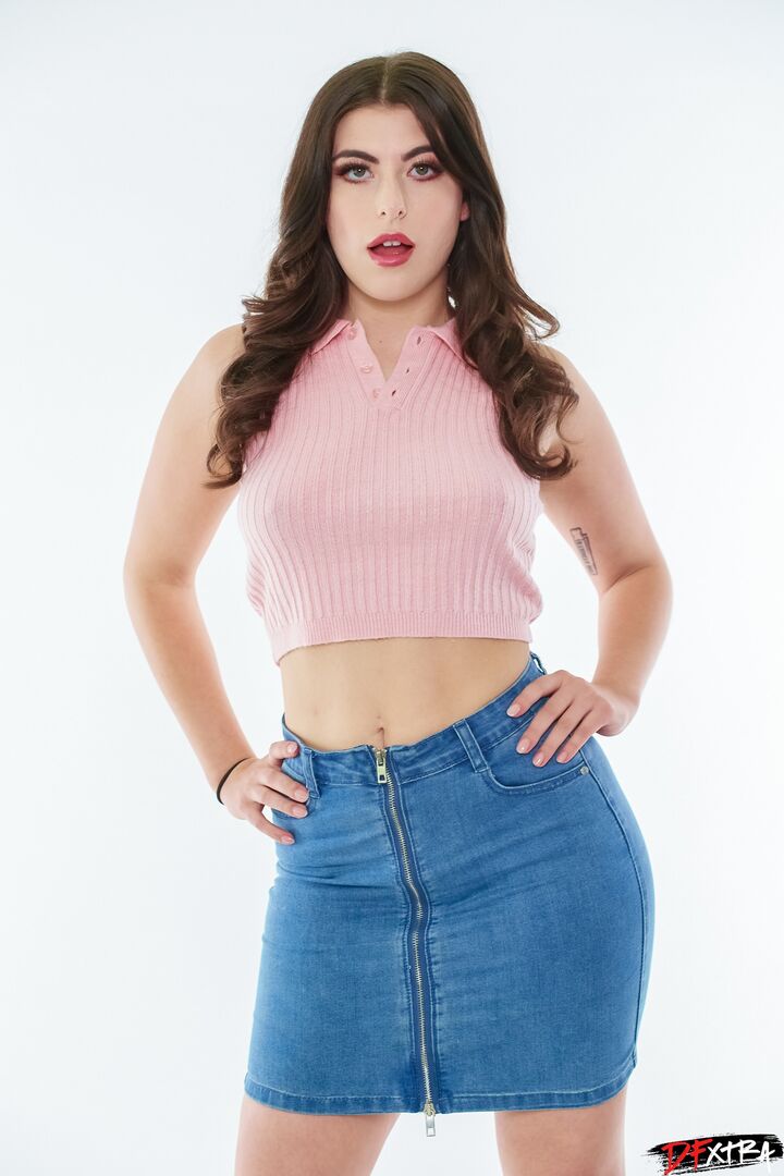 Gal Ritchie Becomes a Proper American Slut