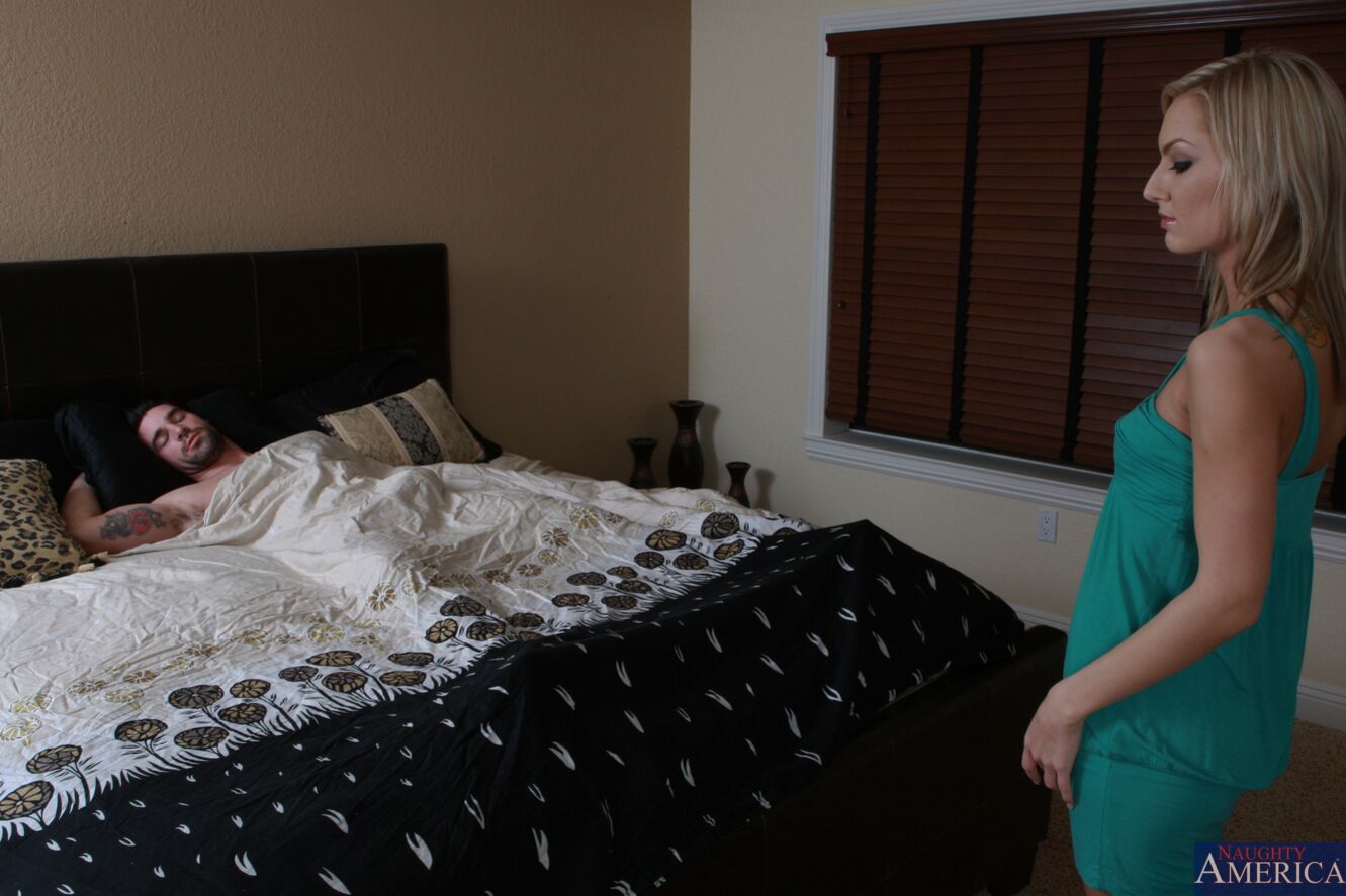 Taylor Tilden fucking in the bedroom with her bubble butt