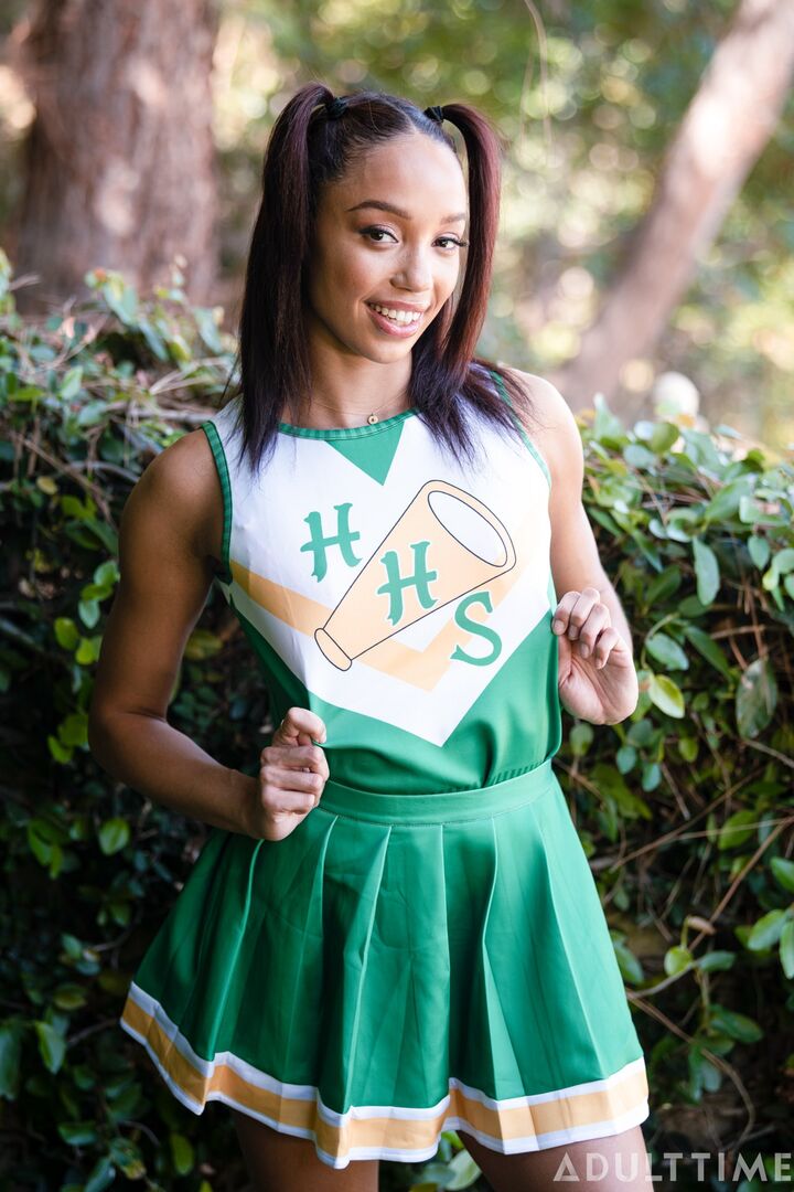 Cheerleader's Ass-To-Mouth Appetite