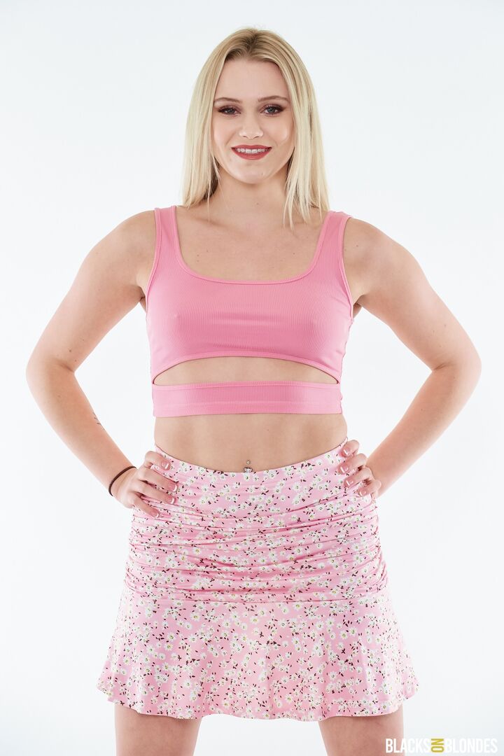 Chloe Rose Gets Her Unemployed Boyfriend To Do Some Dirty Wor
