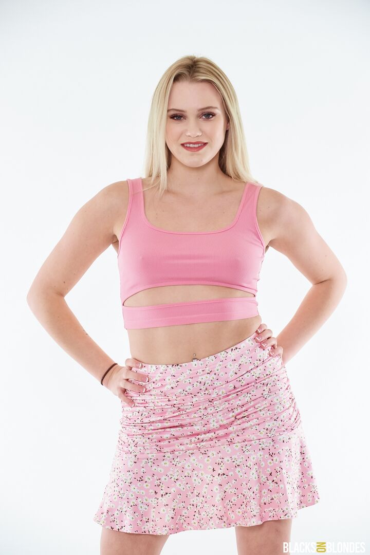 Chloe Rose Gets Her Unemployed Boyfriend To Do Some Dirty Wor