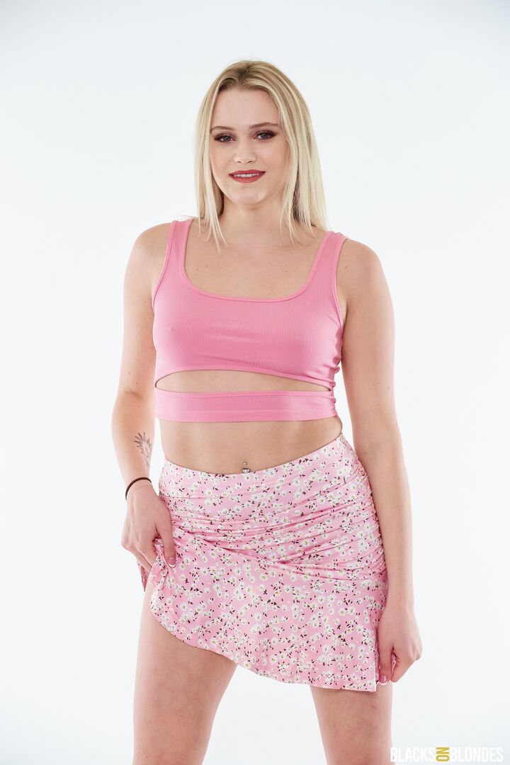 Chloe Rose Gets Her Unemployed Boyfriend To Do Some Dirty Wor