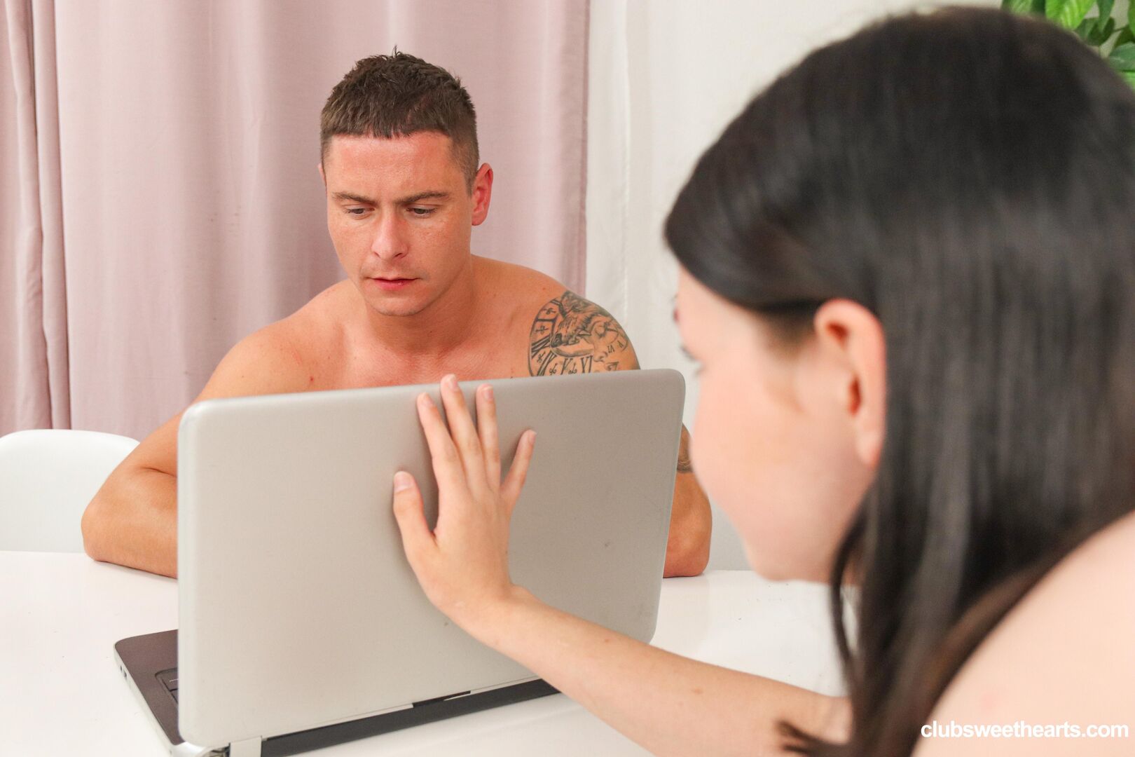 Blue-eyed babe handles cock like a pro