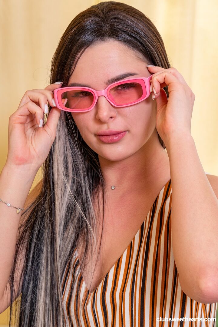 Kennia Lex goes from browsing her phone to rubbing her pussy