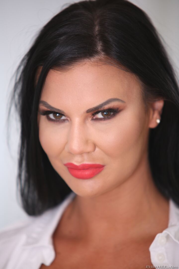 MASSAGE SLUT JASMINE'S OILY ANAL FUCK