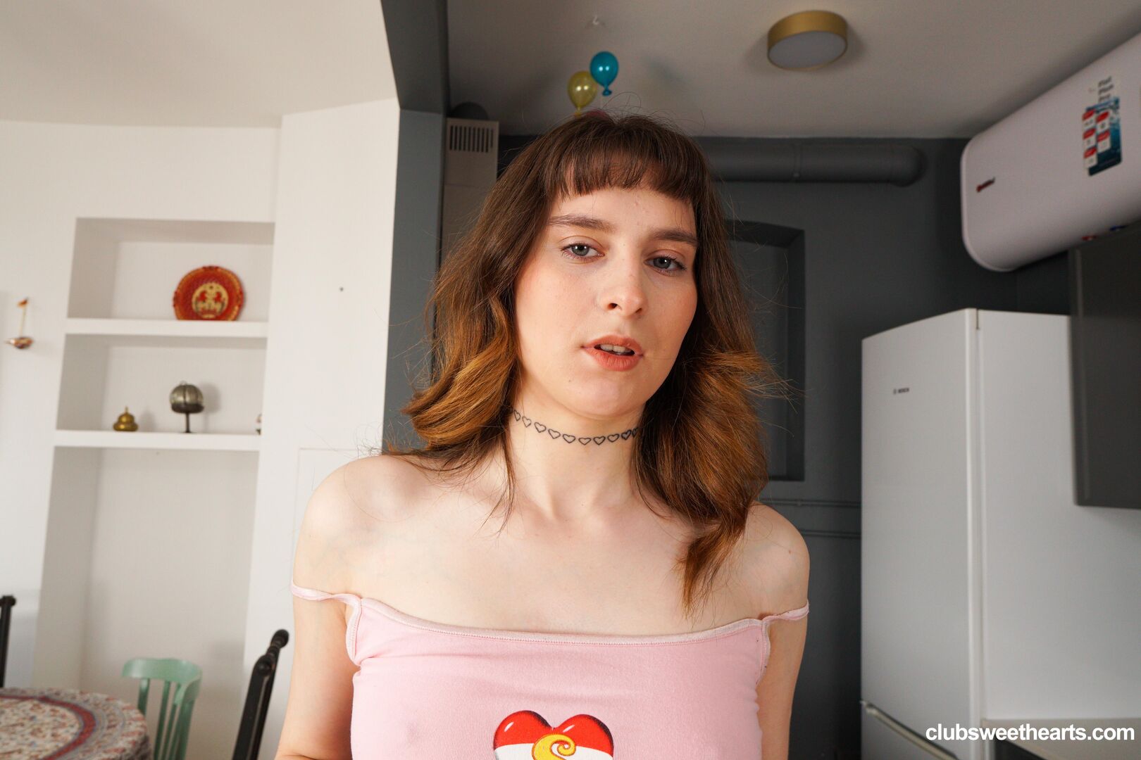 Jany White rubs her moist pussy on the kitchen counter