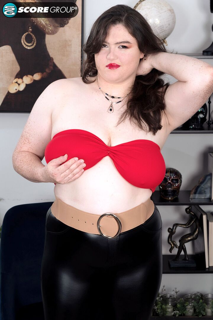 NIKKI BUSTY: STRIP & PLAY