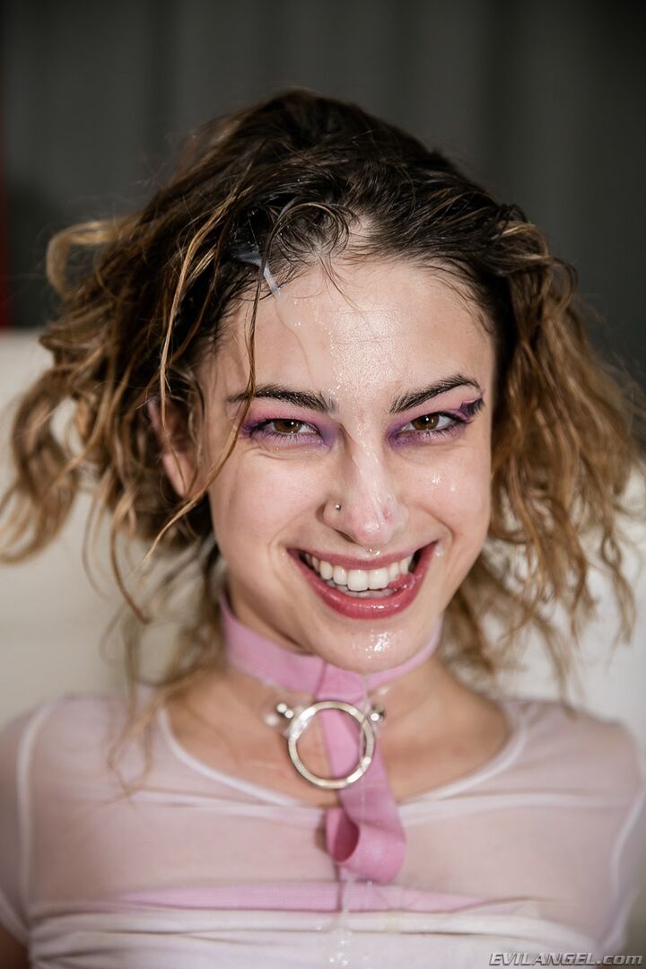 SUBMISSIVE, SQUIRTING KRISTEN'S HOOKUP