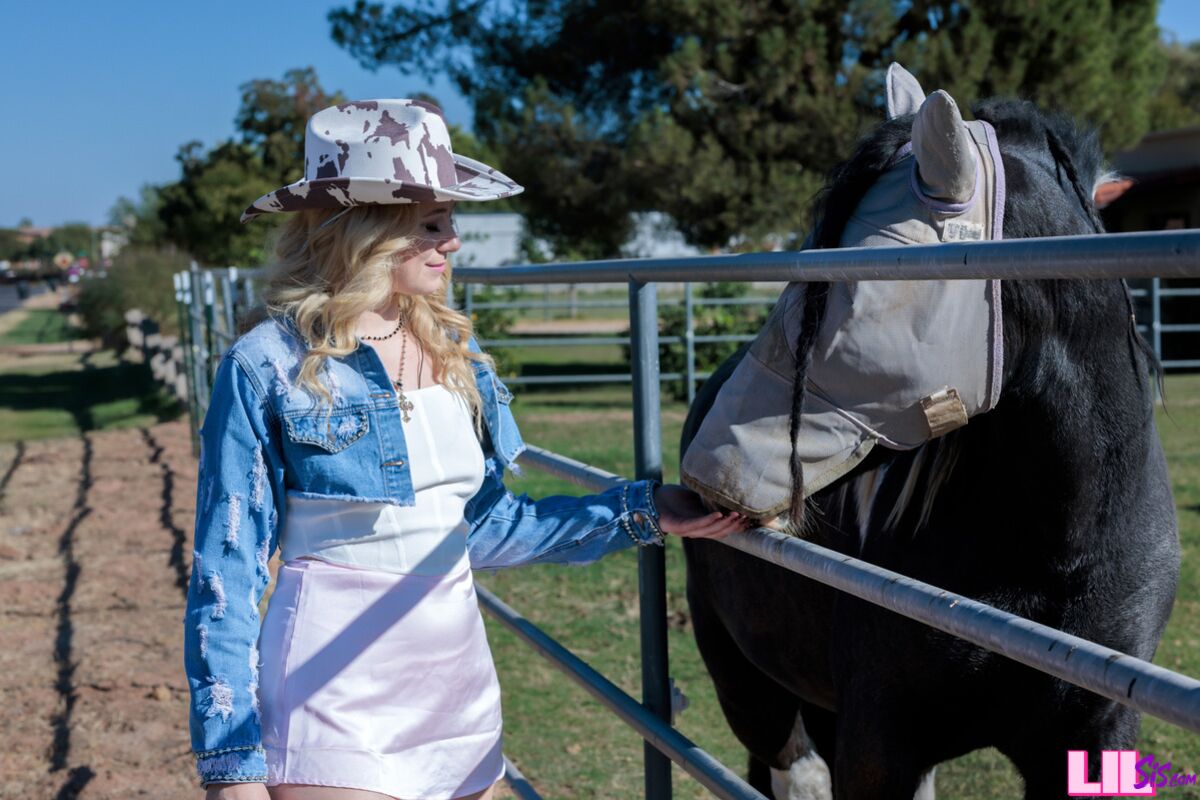 How A Real Cowgirl Rides - S2:E1