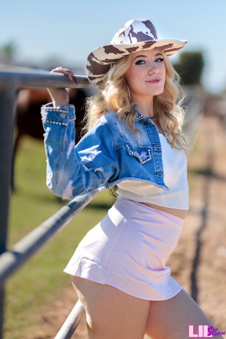 How A Real Cowgirl Rides - S2:E1