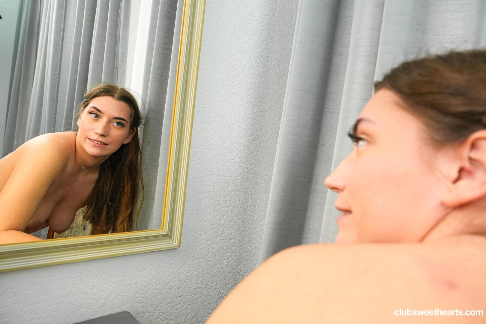 Elise Moon gets horny in the mirror