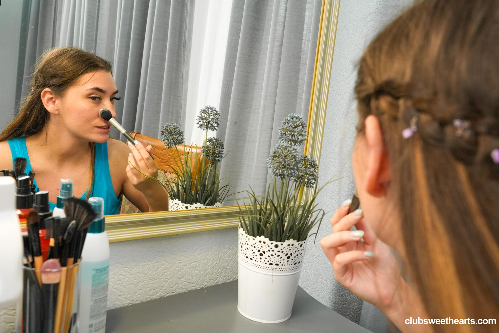 Elise Moon gets horny in the mirror