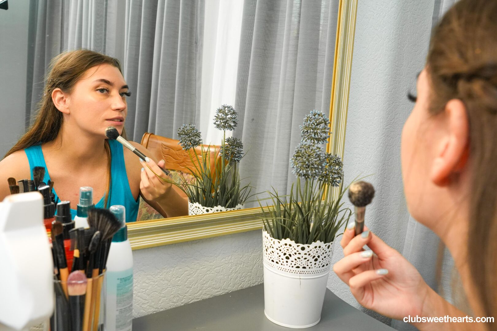 Elise Moon gets horny in the mirror