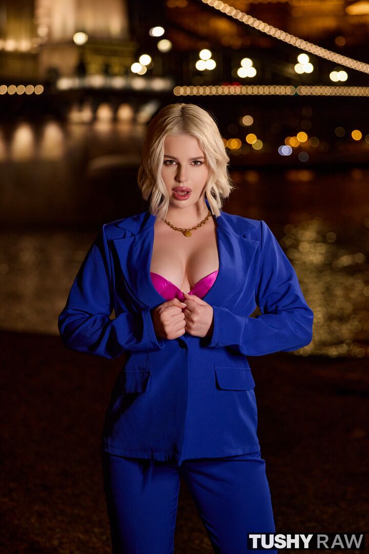 Blonde Bombshell Eliz Enjoys Some Late Night Anal Action