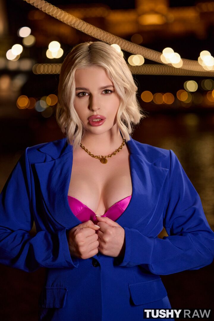 Blonde Bombshell Eliz Enjoys Some Late Night Anal Action