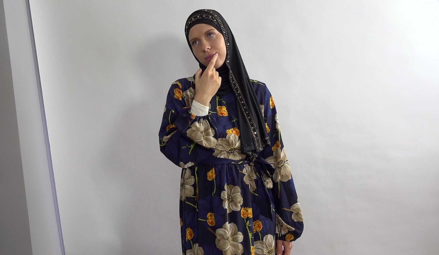 Sexy Holly Molly in hijab wants some photos