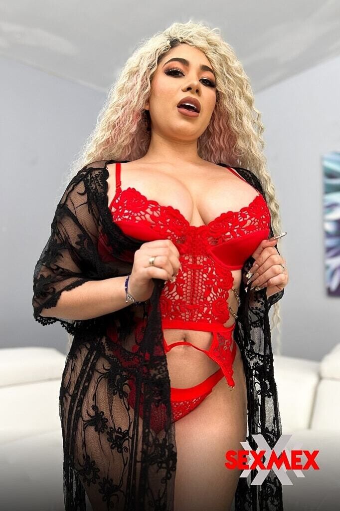 POLICE OFFICER HELPS THE SEXY LADY . GISELLE MONTES