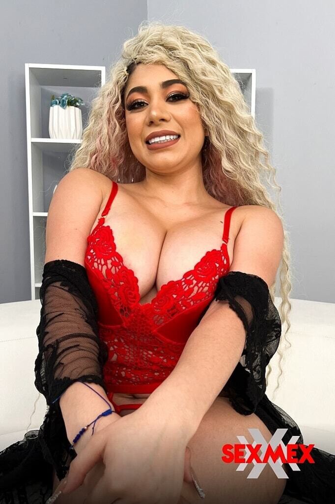 POLICE OFFICER HELPS THE SEXY LADY . GISELLE MONTES