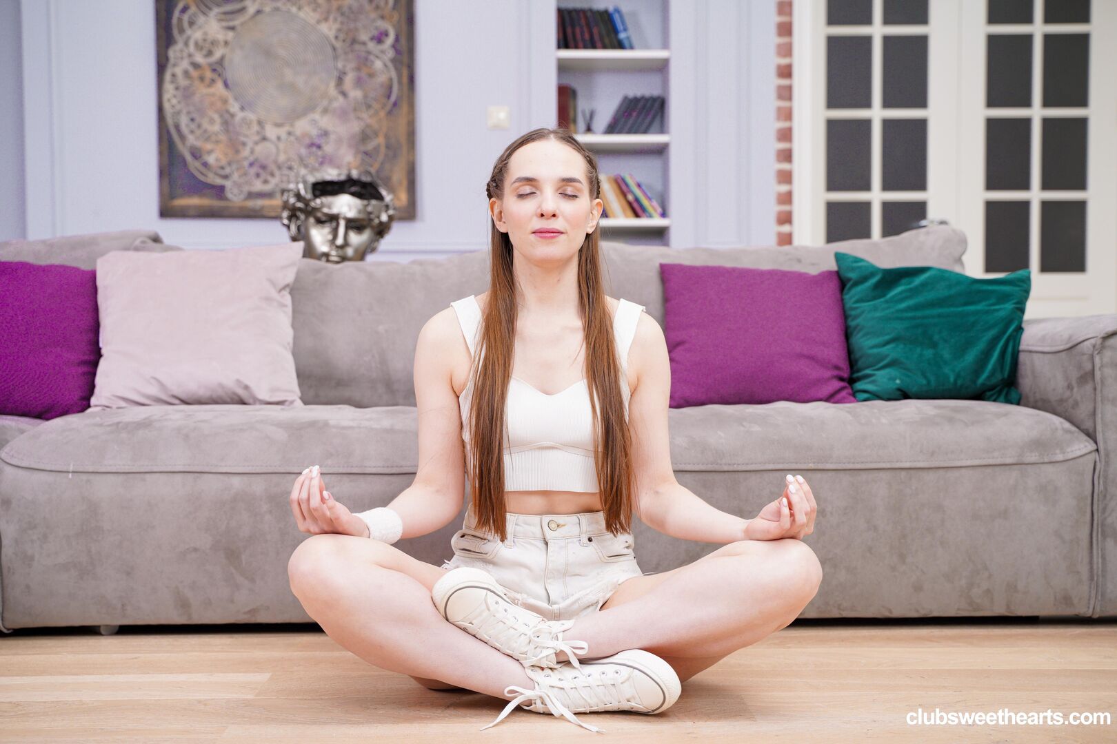 Eliza Crystal unwinds her pussy doing yoga
